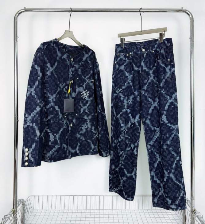 Picture of LV Sweater Suits _SKULVsz46-5230-36sytxH843H84441186